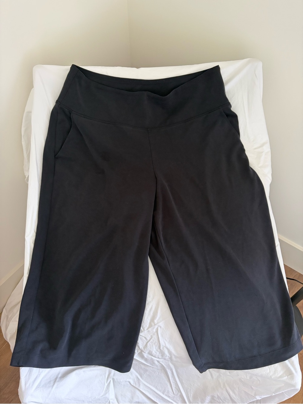 Athleta Black Wide-Leg Active yoga Capri